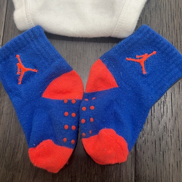 Bundle of girls Jordan, short sleeve onesie and Gerber onesies - Picture 7 of 9